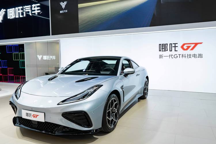 重庆11哪吒汽车在智能汽车领域的表现，领途汽车在新能源汽车市场中的影响力